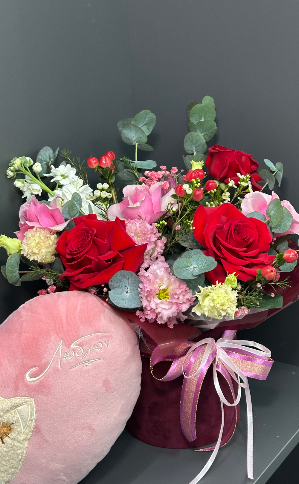 Композиция в цилиндре + мягкая игрушка-сердце