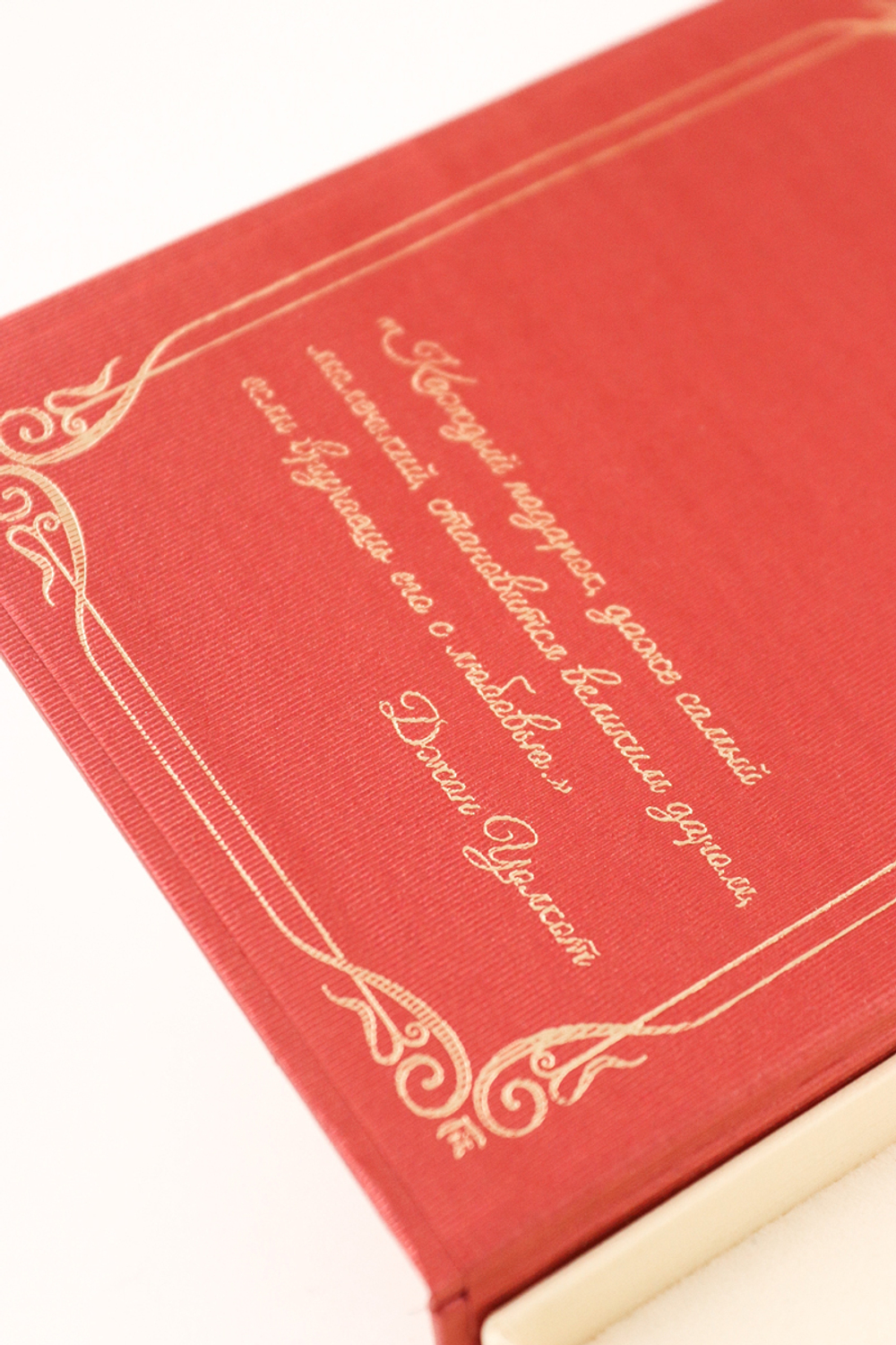 Картонный футляр с декоративной оклейкой под подвеску.