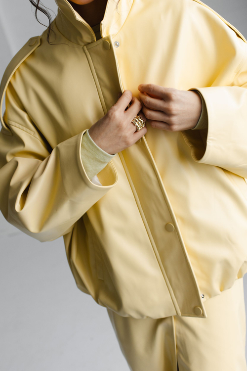 Бомбер из эко-кожи лимонный