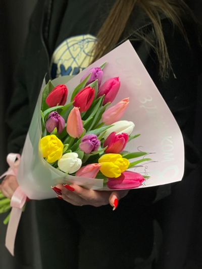 С 8 марта, микс из 15 тюльпанов