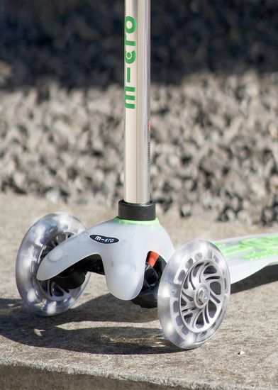 Самокат Mini Micro Deluxe Flux LED неоновый зеленый