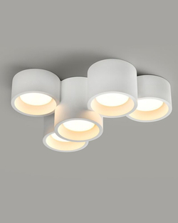 Минималистичный потолочный светильник с кластерной композицией.