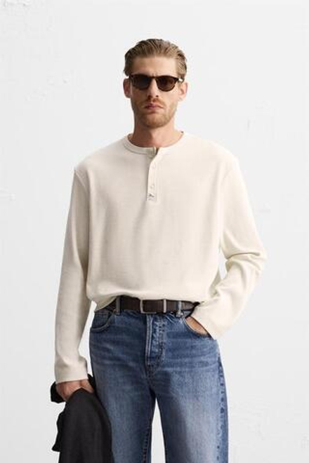 ZARA ФУТБОЛКА ИЗ РЕЛЬЕФНОЙ ТКАНИ С ВОРОТНИКОМ И ПУГОВИЦАМИ, ЭКРЮ