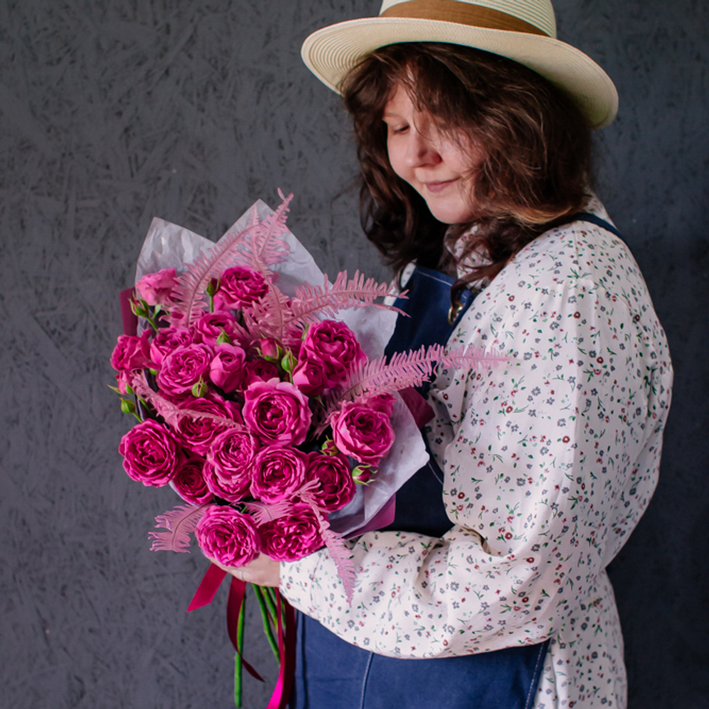 51. Классический малиновый букет с кустовыми розами