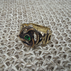 Кольцо. Трискель с камнем