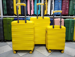 Чемодан Средний (М) полипропилен "Mironpan" съёмные колёса