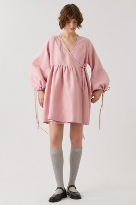 Платье на запах с широкими рукавами длины мини розового цвета
