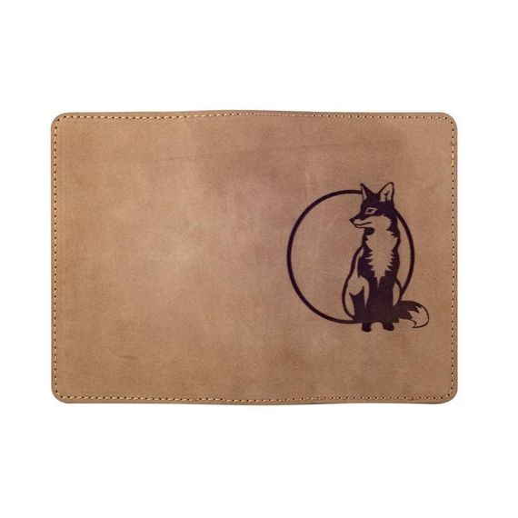 Изображение стильного аксессуара обложки Лиса из светло-коричневого нубука в развернутом виде на белом фоне.