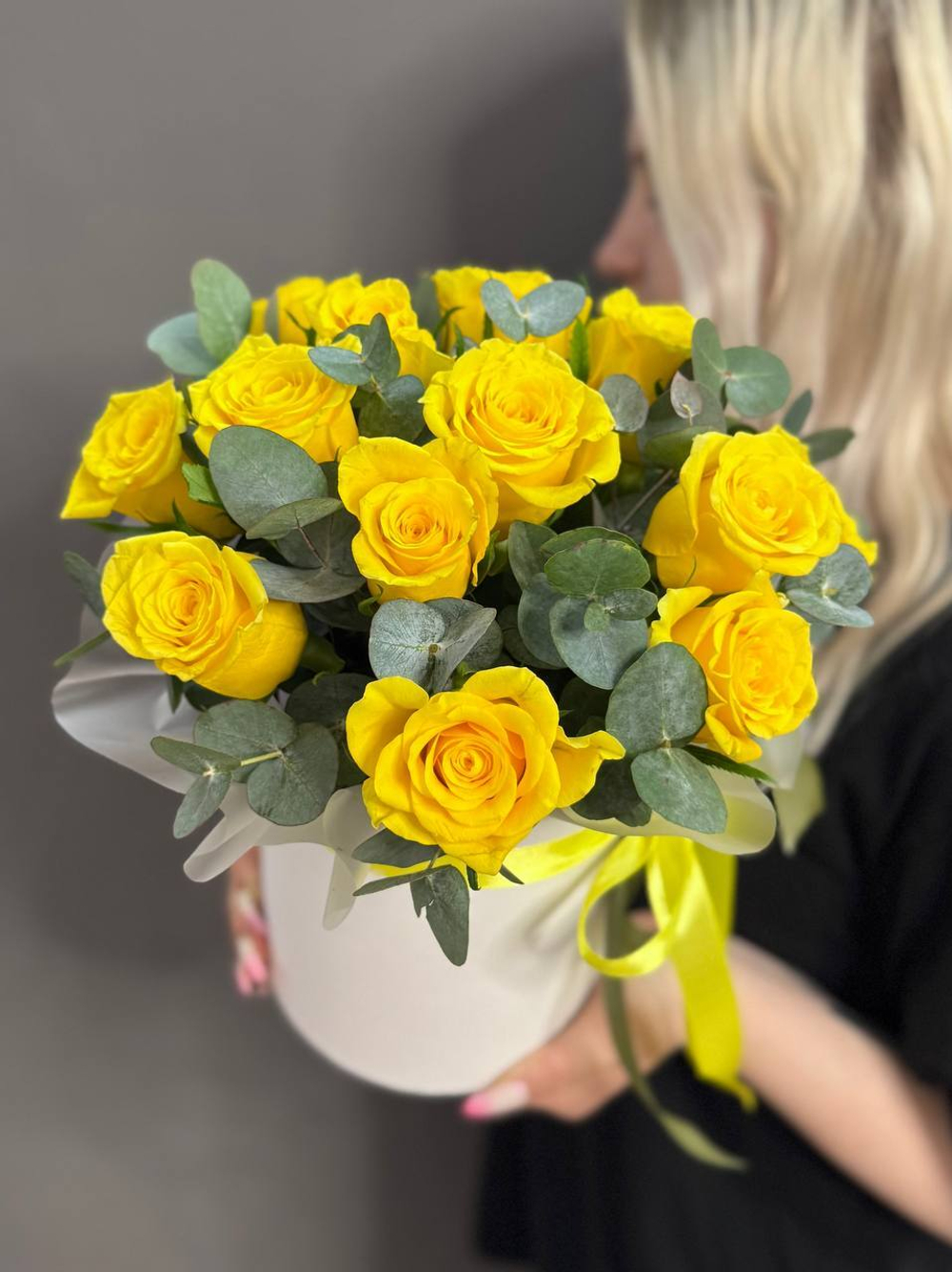 Коробка с 13 желтыми кенийскими розами и веточками эвкалипта