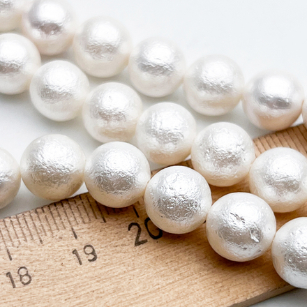 "Майорка" с эффектом фольга, цвет белый, диаметр около 10,2-10,4 мм, цена за 9 шт (1/4 нити)