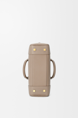 Loewe Сумка Amazona 28 из мягкой зернистой телячьей кожи, песочный