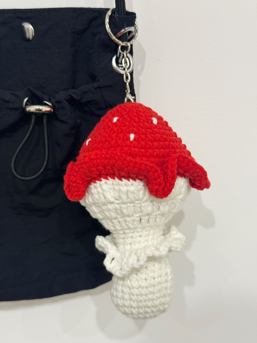Вязаный брелок-мухомор