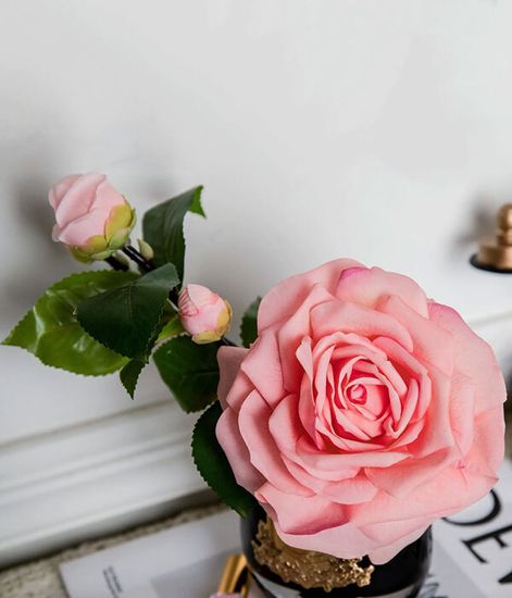 Роза чайная розовая в темной вазе, Cote Noire