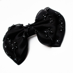 Бант классический с россыпью черных цветов