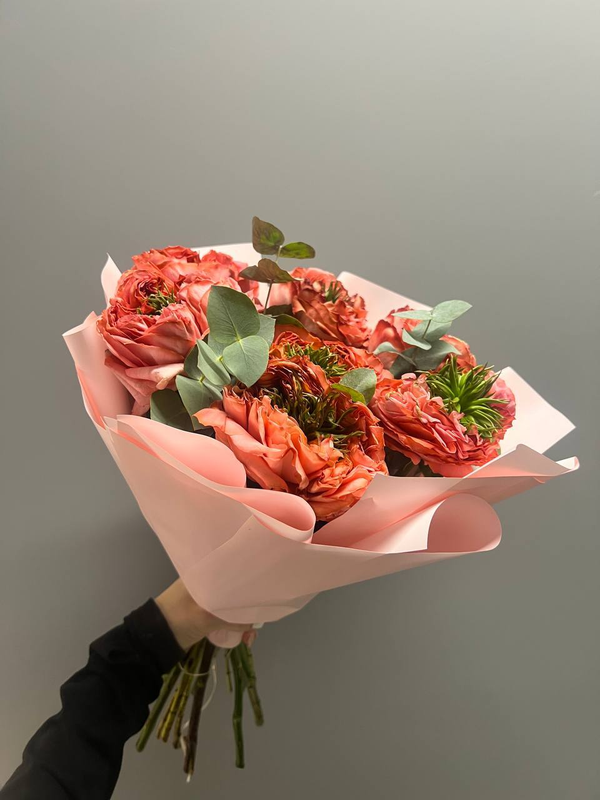 Букет из роз "Мандарин Экспрешн" с эвкалиптом (7 шт)