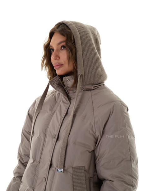 Тонкий пуховик с вязаным капюшоном в цвете капучино