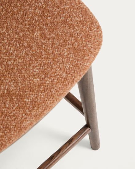 Полубарный стул Ciselia из терракотового шенилла с ножками из ясеня в отделке орех