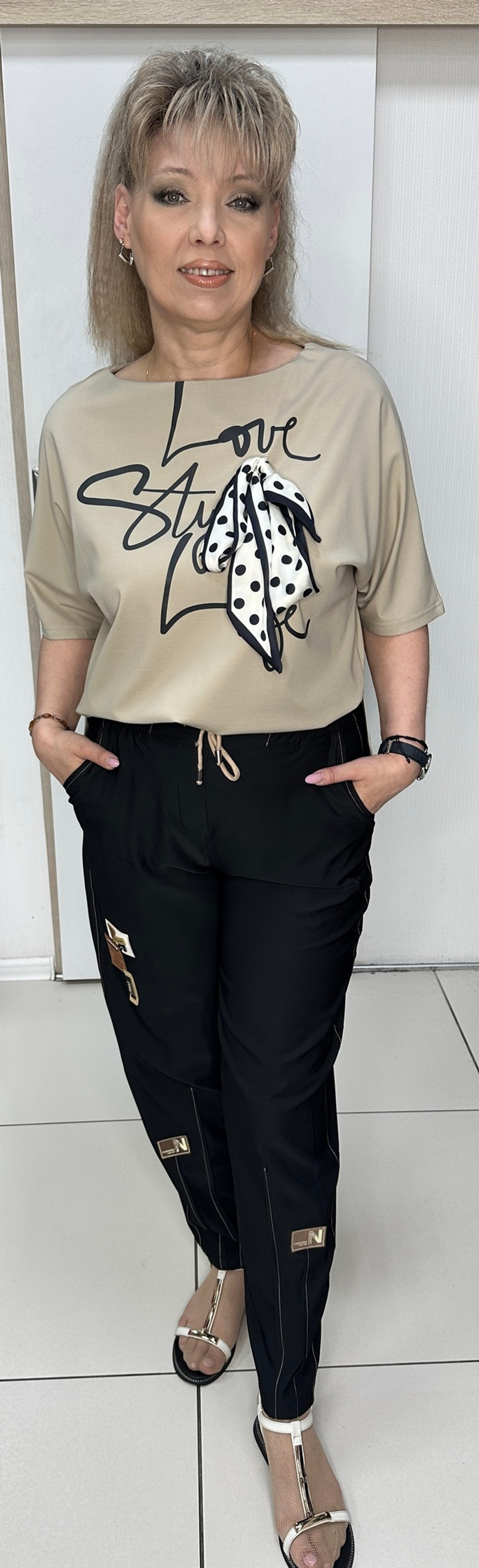 Черные, тонкие брюки-момы с нашивками