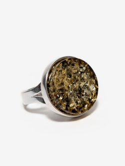 Серебряное кольцо с цельным зеленым янтарем, диаметр 2,2 см безразмерное