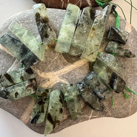 Пренит. Камни для изделий на заказ. Цена зависит от вида заказанного изделия