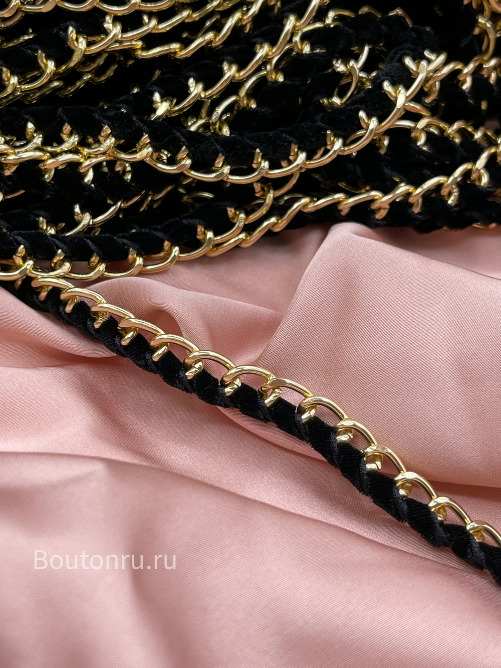 Тесьма цепь золотистая  с черной бархатной лентой
