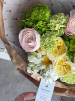 Сборный букет из гортензии, маттиолы, кустовых пионовидных роз, ранункулюсов и вибурнума