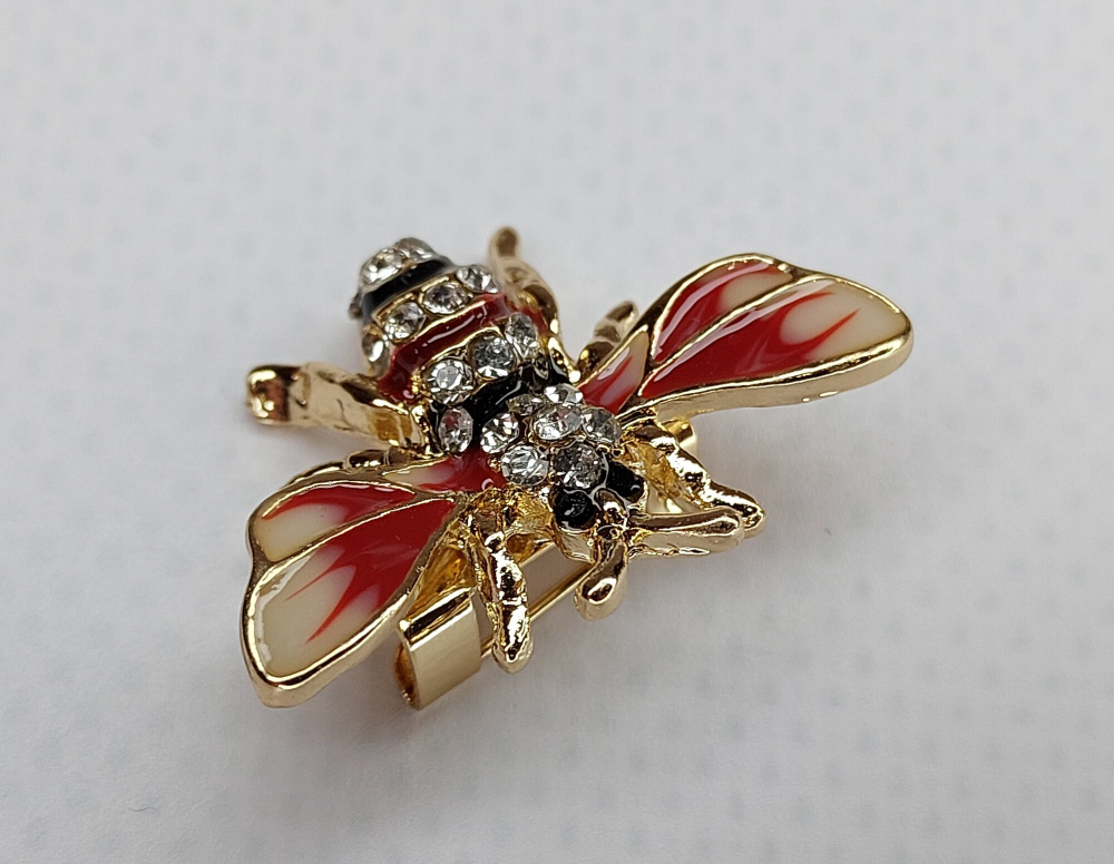 Брошка костюмная "Розовая пчела".  Строгая. Классическая.пчела" со стразами.