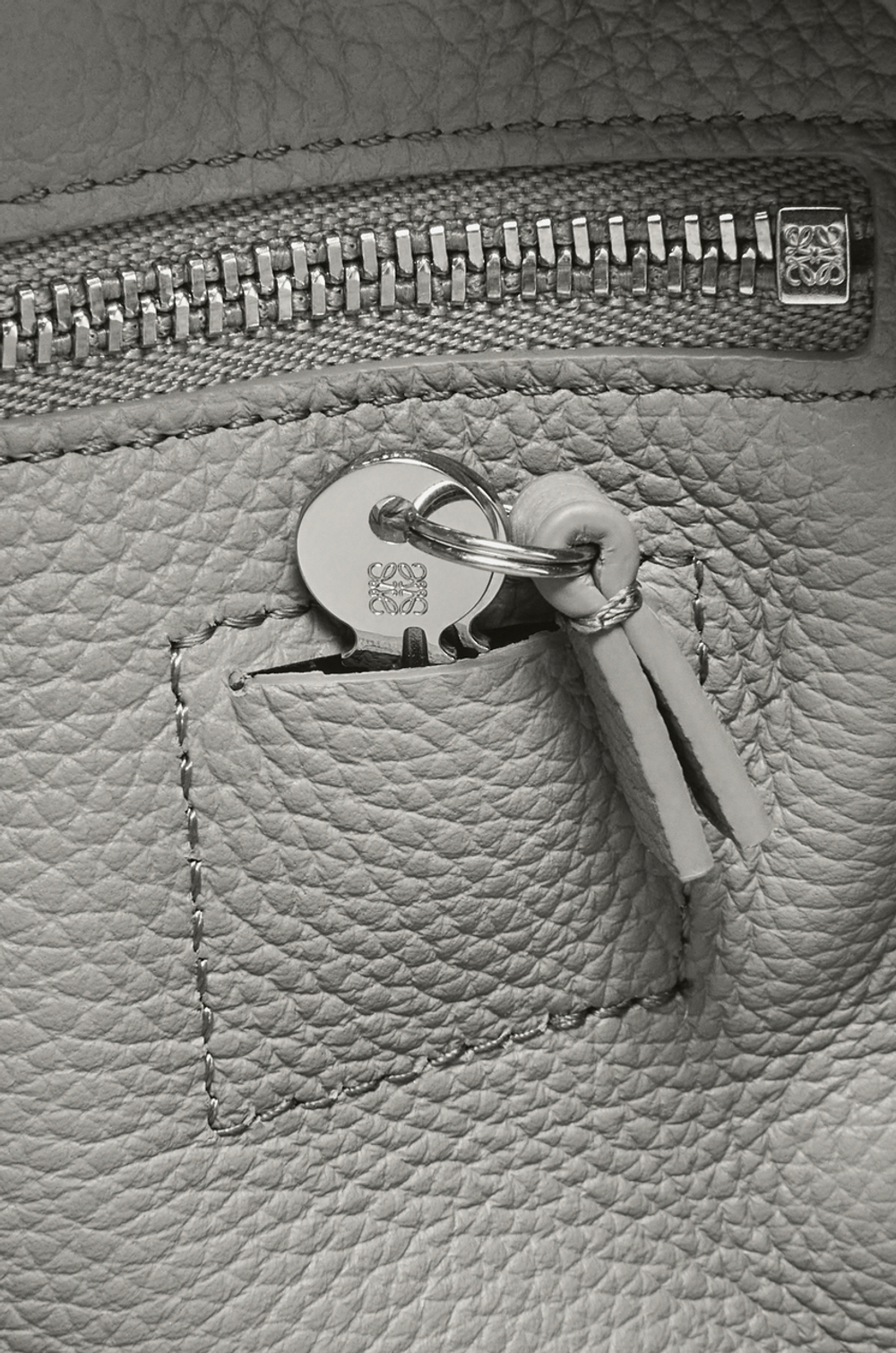 Loewe Сумка Amazona 23 из мягкой зернистой телячьей кожи, жемчужно-серый