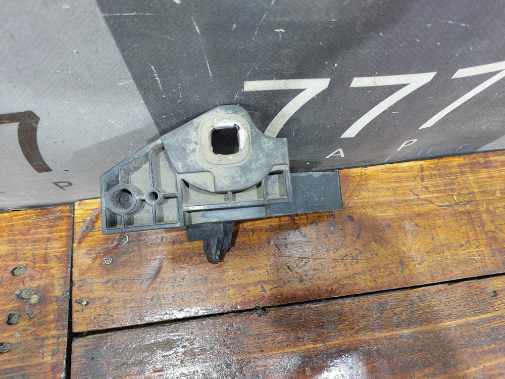 Кронштейн передней панели Mercedes C (W205) 14-23 Б/У Оригинал A2056203401