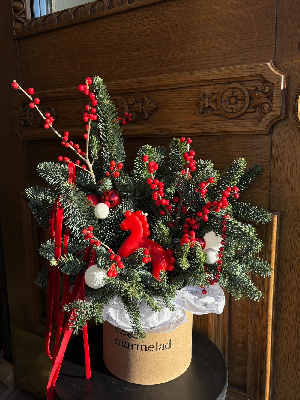 Композиция из хвои с илексом и свечой