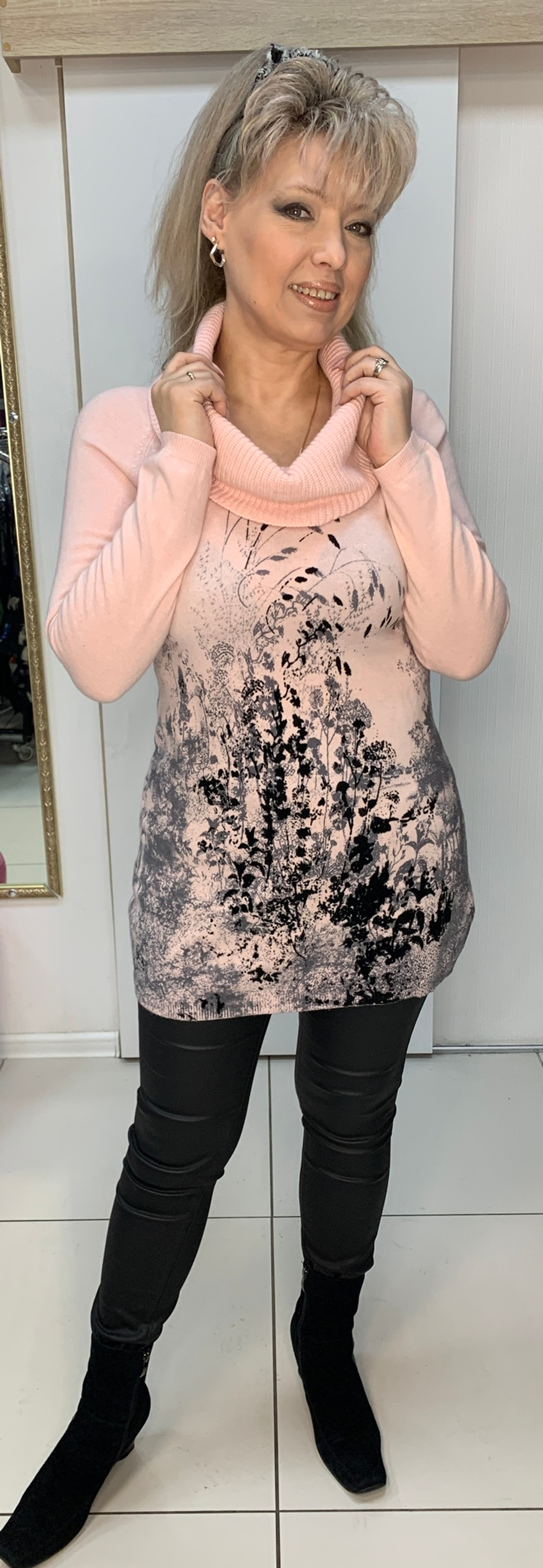Теплый розовый свитер с черно-серым принтом