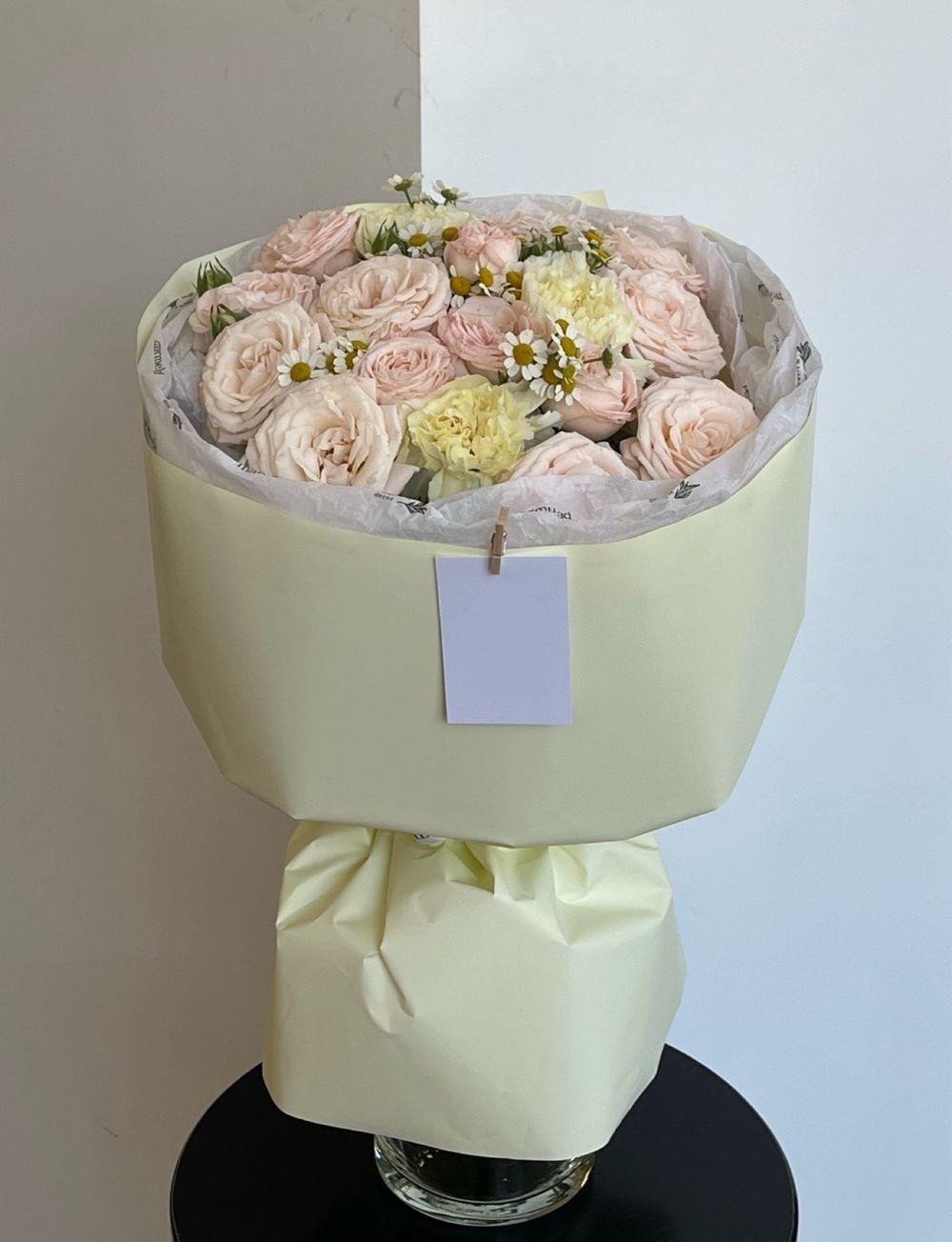 Авторский букет из кустовой пионовидной розы, диантусов и ромашки