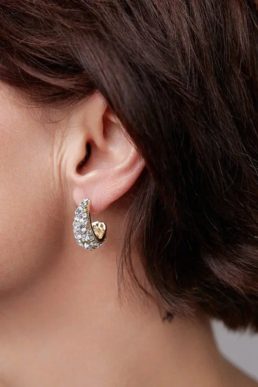 Серьги пусеты полукольца прозрачные кристаллы, оттенок золото