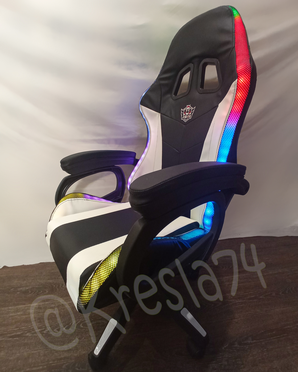 Геймерское кресло с RGB подсветкой и динамиками черно-белое