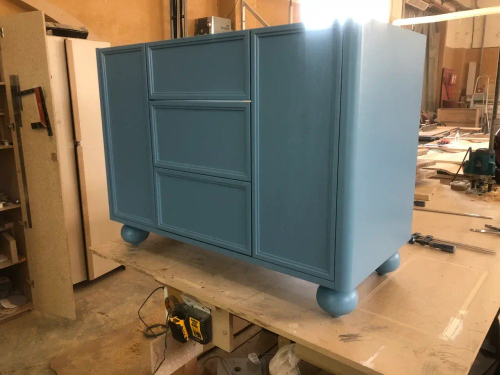 Комод с распашными дверцами и ящиками