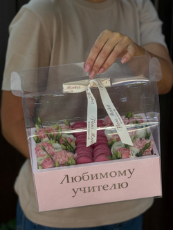 Цветочный бокс с макарунс «Любимому Учителю» от Флора Маркет