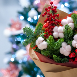 Букет из нобилиса и хлопка, оформленный в крафт