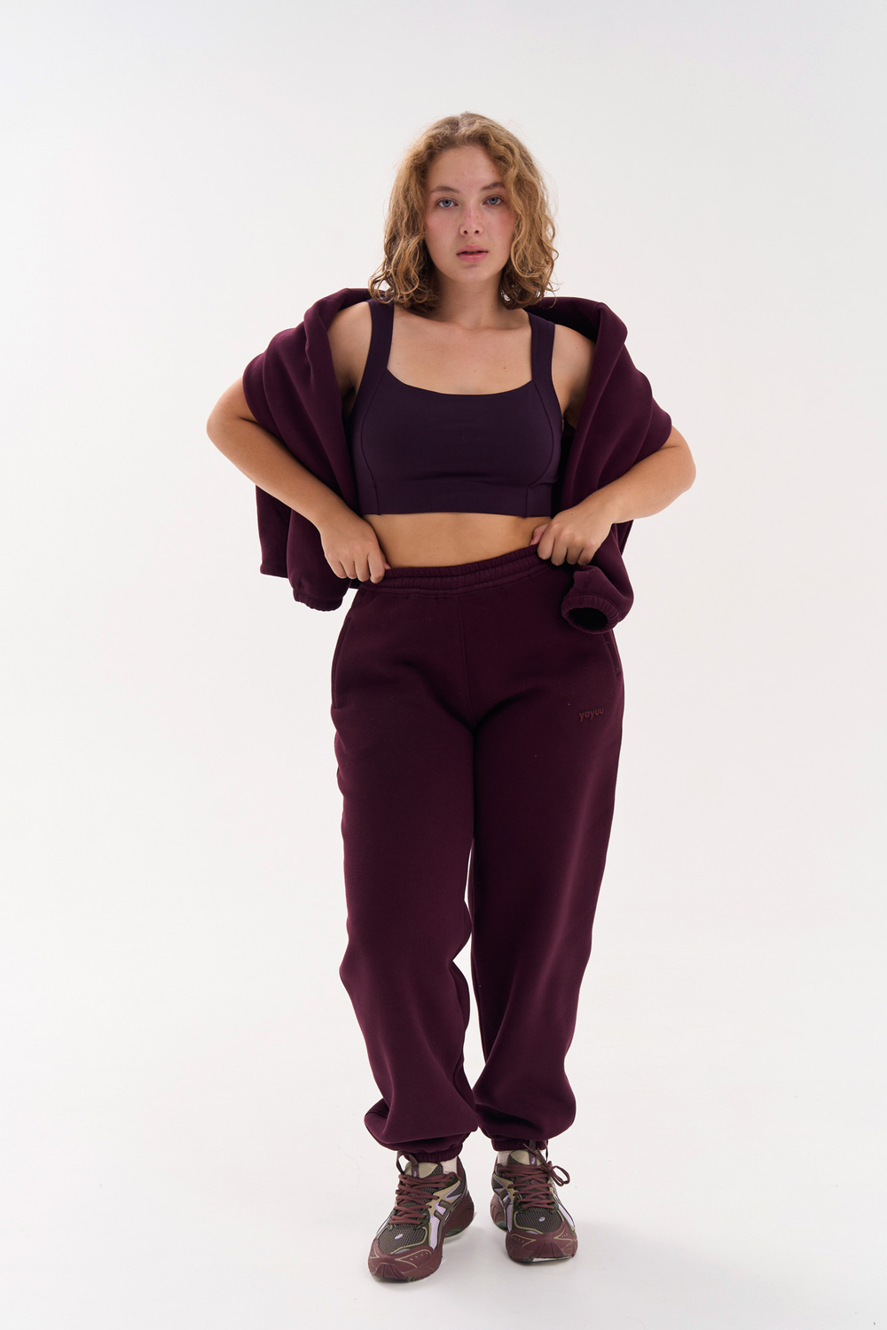 Джоггеры из футера с начесом в винном цвете