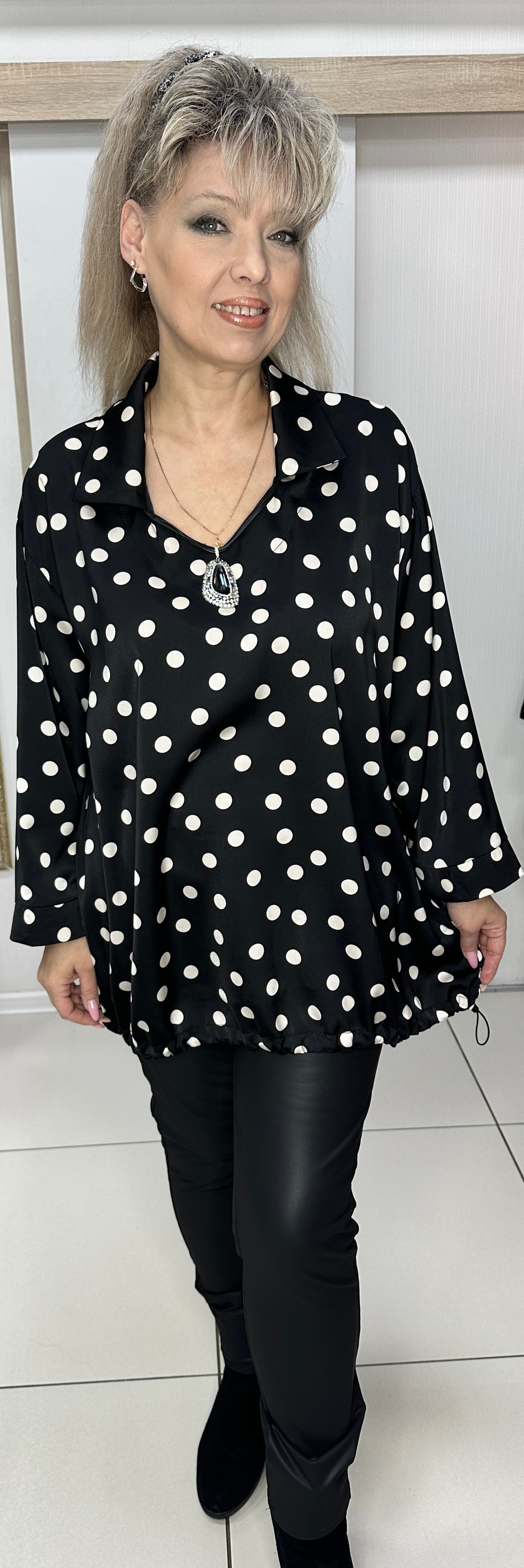 Нарядный блузон-туника в белый горошек