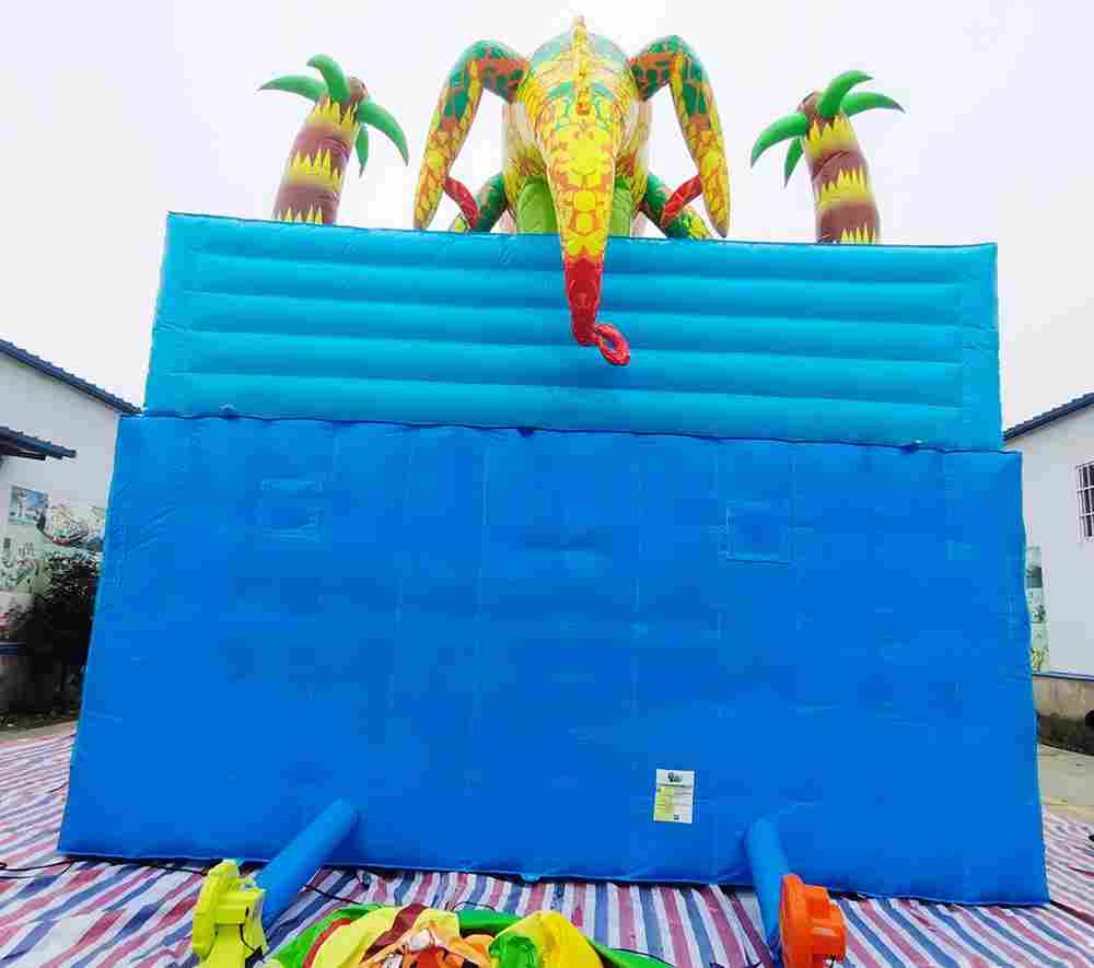 Коммерческий надувной батут "Хамелеон и динозавры" 12*6*6 м