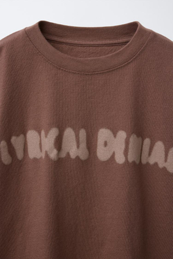 ZARA ФУТБОЛКА С ПРИНТОМ ГРАФФИТИ, КОРИЧНЕВЫЙ