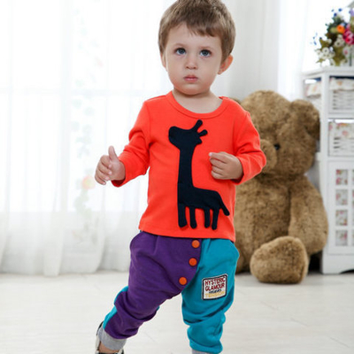 Комплект из двухцветных брюк и лонгслива с аппликацией жирафа