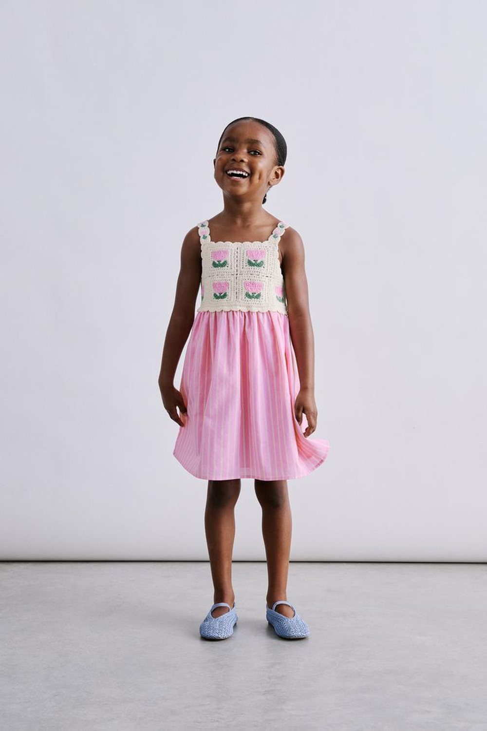 ZARA КОМБИНИРОВАННОЕ ПЛАТЬЕ КРЮЧКОМ С ЦВЕТОЧНЫМ УЗОРОМ, РОЗОВЫЙ