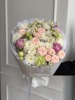 Букет сборный из хризантемы, кустовых пионовидных роз, пионов, диантусов и ромашки