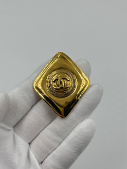 Брошь Chanel с логотипом