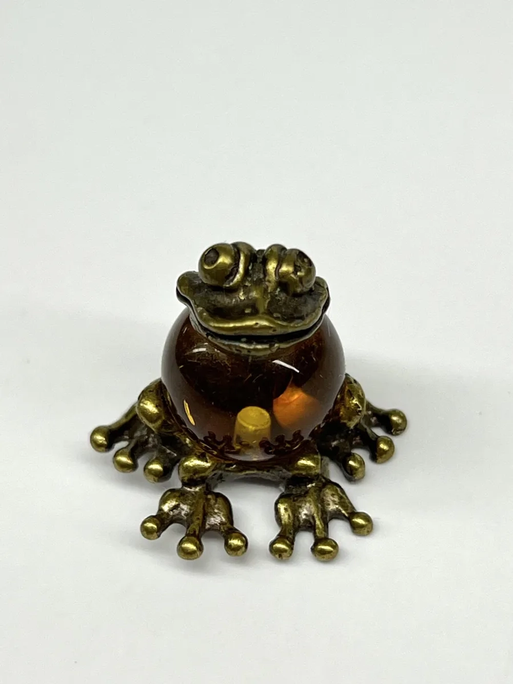 Бронзовая статуэтка на янтаре