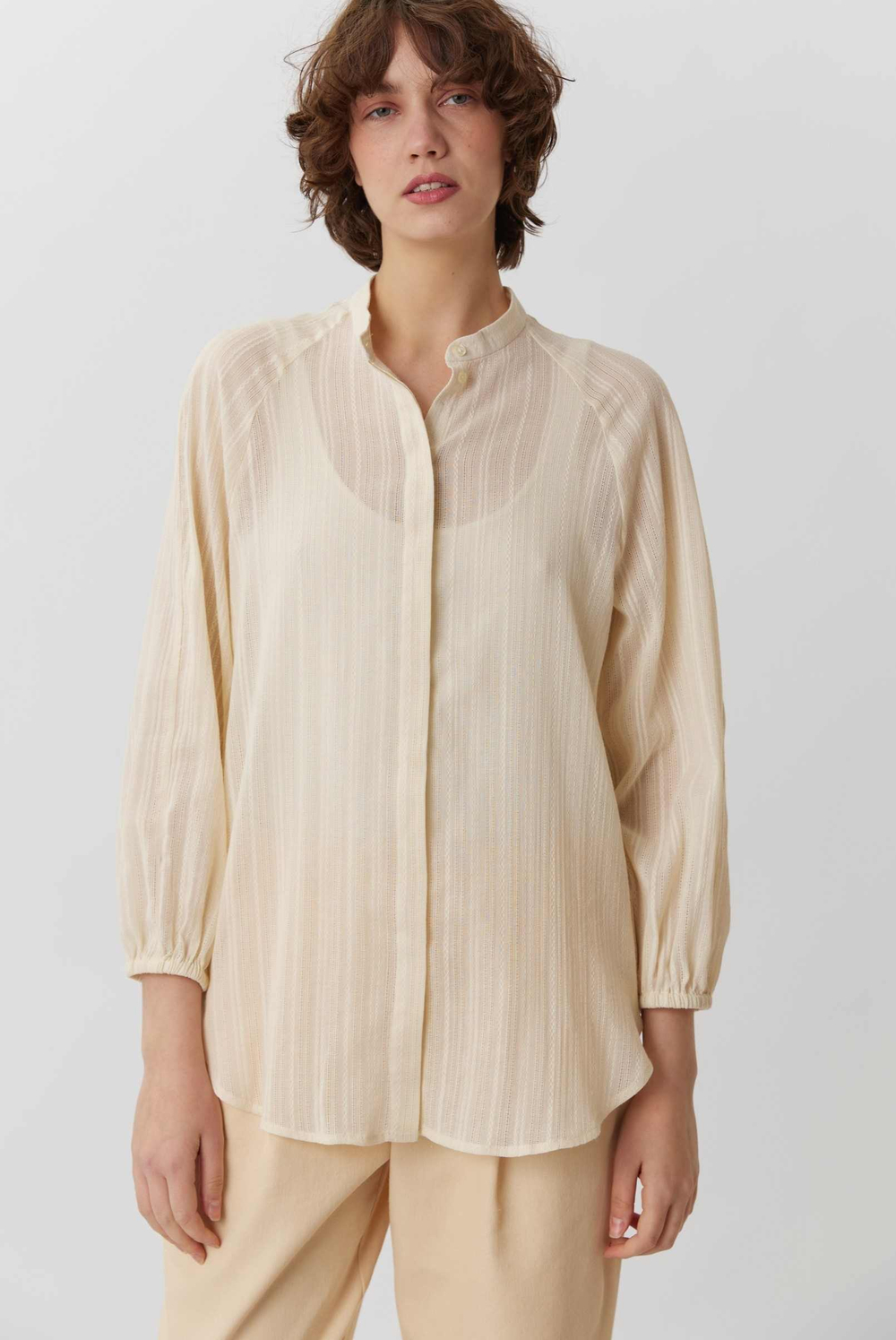 Рубашка покроя реглан из молочного шитья