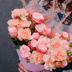 75. Уютный букет в персиково-розовой гамме с кустовыми розами