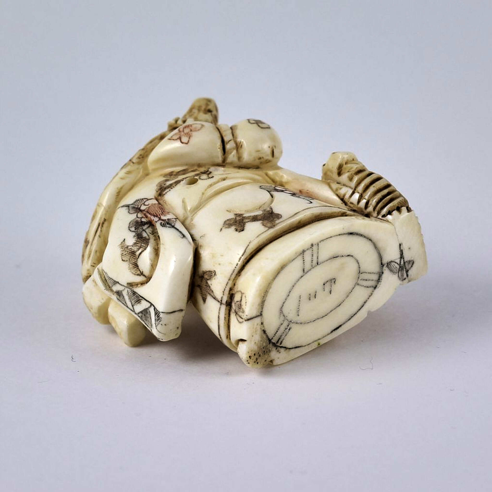 Нэцкэ Дзюродзин с корзиной рыбы и тыквой-горлянкой через плечо