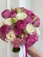 Свадебный букет из лизиантуса, кустовых пионовидных и одноголовых роз